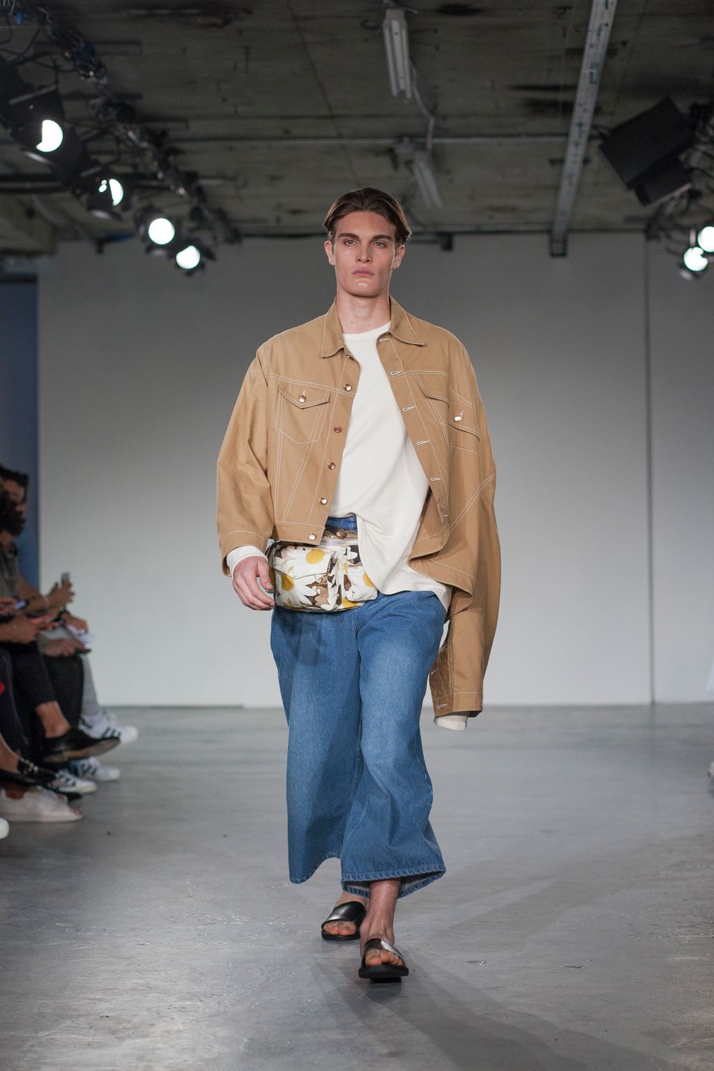 Fashion Week London Spring/Summer 2018 look 3 from the Alex Mullins collection menswear