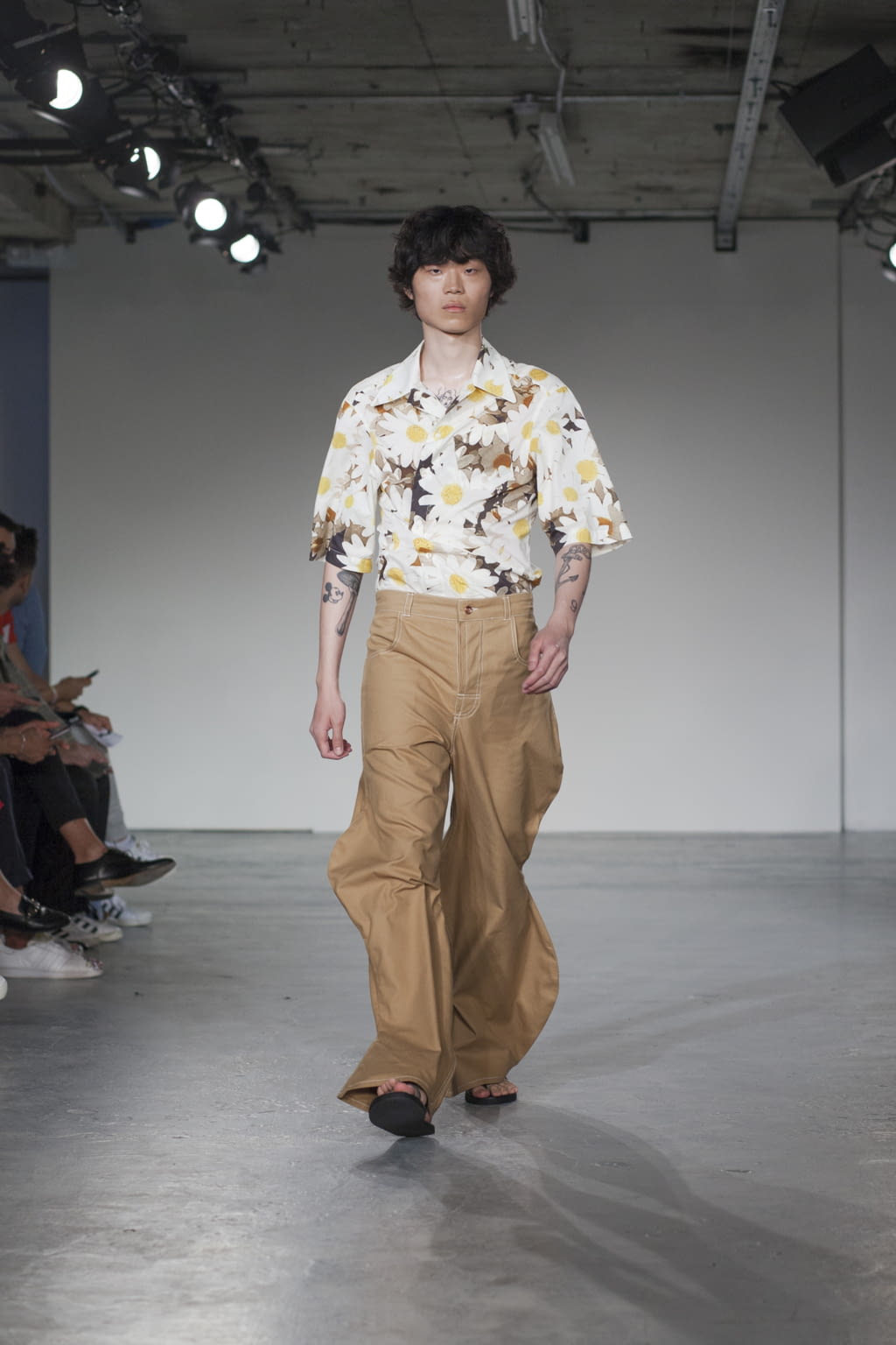 Fashion Week London Spring/Summer 2018 look 4 from the Alex Mullins collection menswear