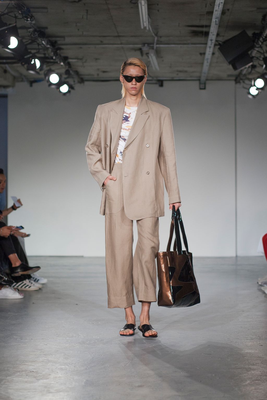 Fashion Week London Spring/Summer 2018 look 6 de la collection Alex Mullins menswear