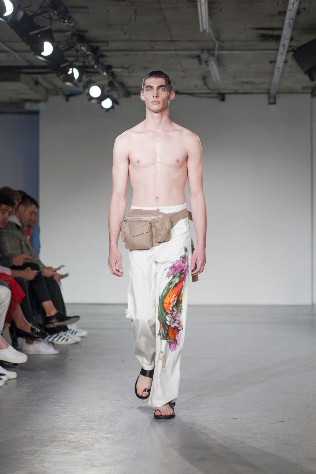 Fashion Week London Spring/Summer 2018 look 9 from the Alex Mullins collection 男装