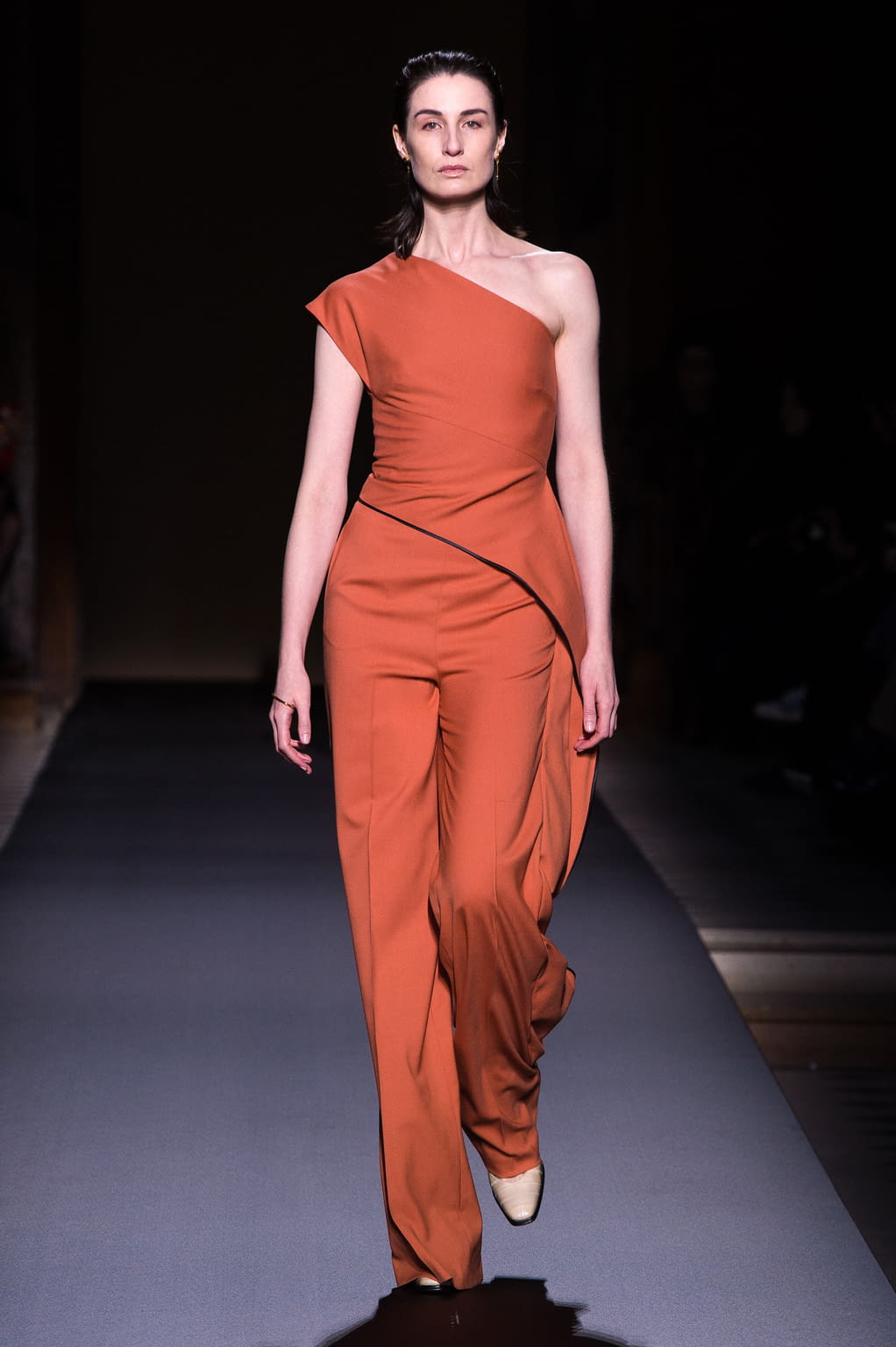 Fashion Week Paris Fall/Winter 2016 look 1 from the Vionnet collection 女装