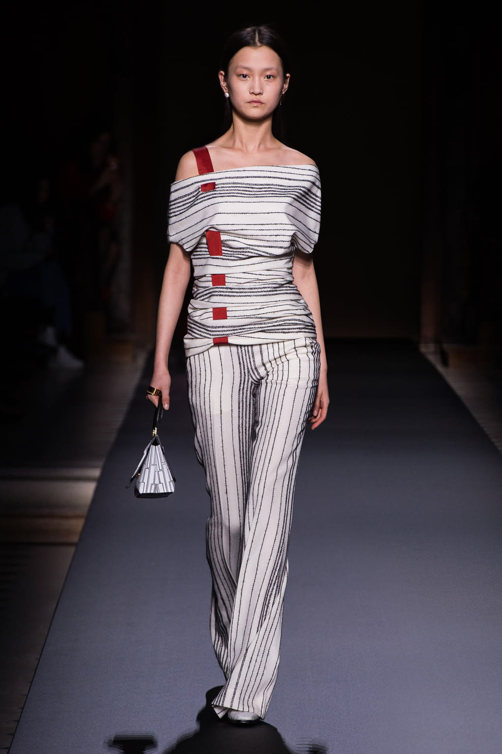 Fashion Week Paris Fall/Winter 2016 look 10 from the Vionnet collection 女装