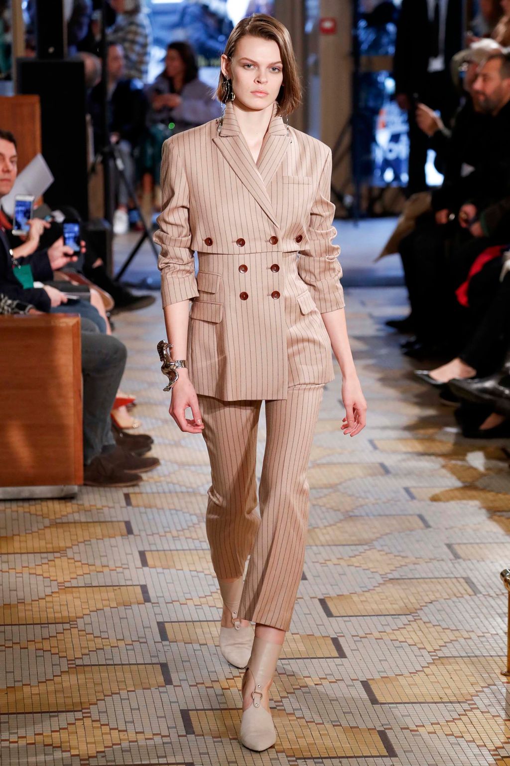 Fashion Week Paris Fall/Winter 2018 look 2 from the Altuzarra collection 女装