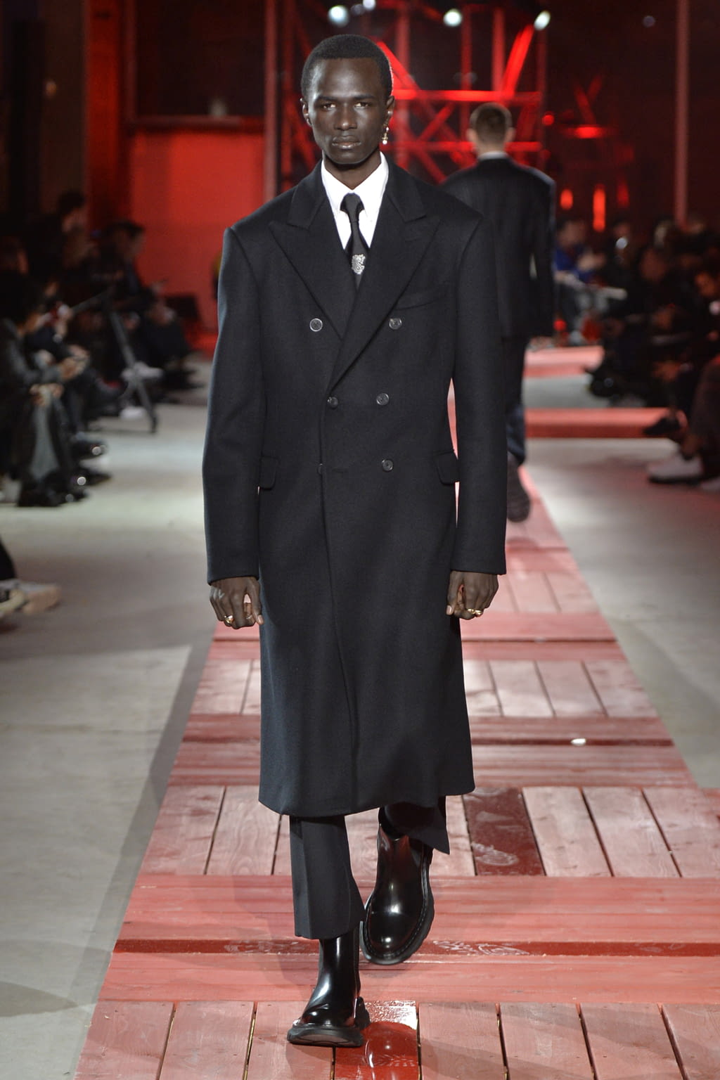 Fashion Week Paris Fall/Winter 2018 look 3 from the Alexander McQueen collection 男装