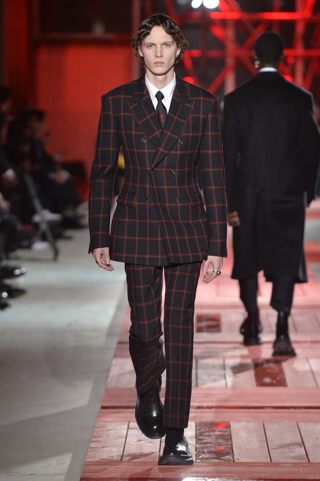 Fashion Week Paris Fall/Winter 2018 look 5 from the Alexander McQueen collection menswear