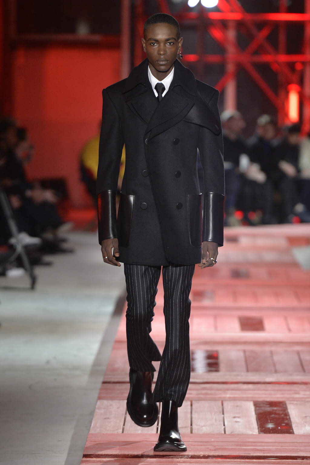 Fashion Week Paris Fall/Winter 2018 look 9 from the Alexander McQueen collection menswear