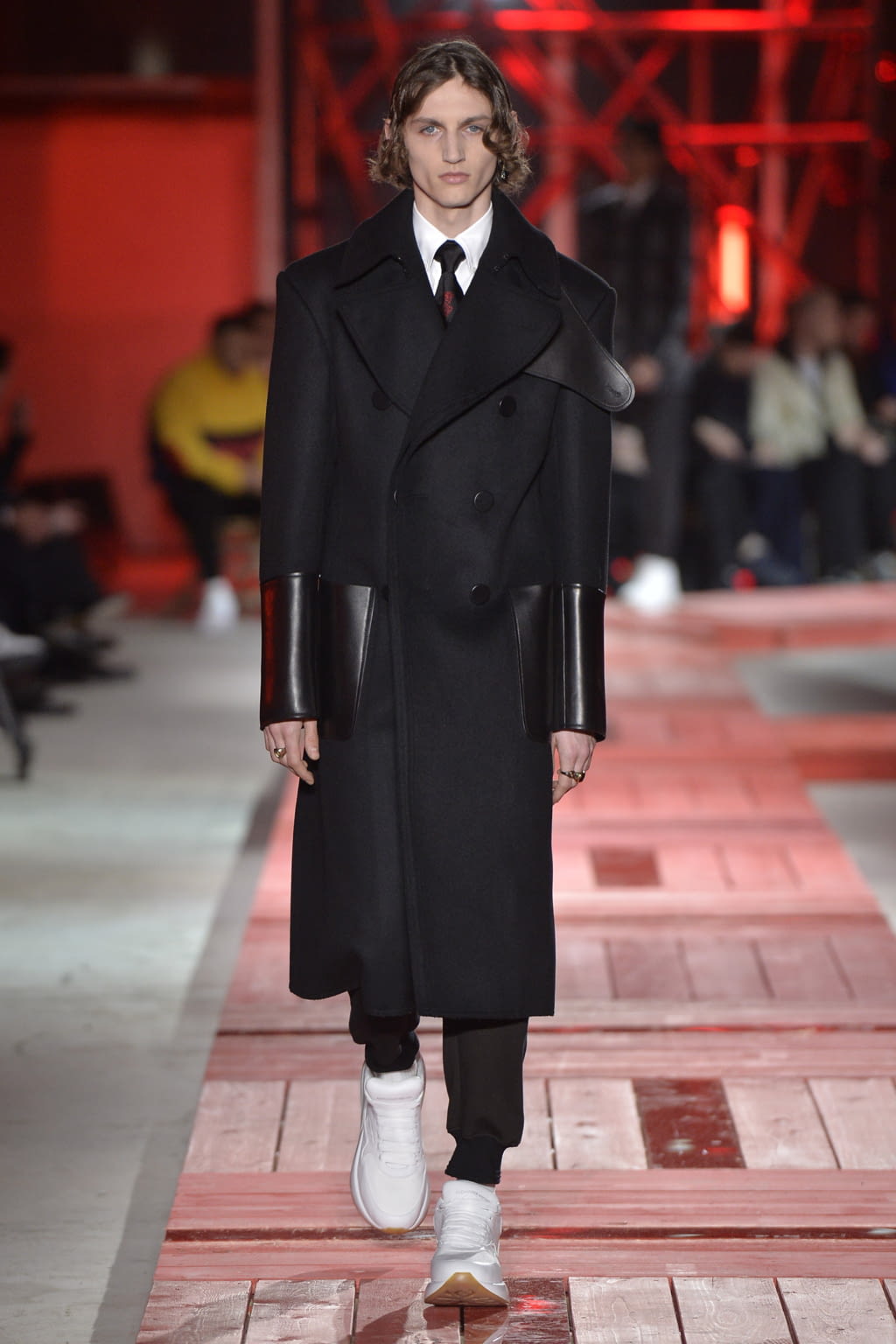 Fashion Week Paris Fall/Winter 2018 look 11 from the Alexander McQueen collection menswear