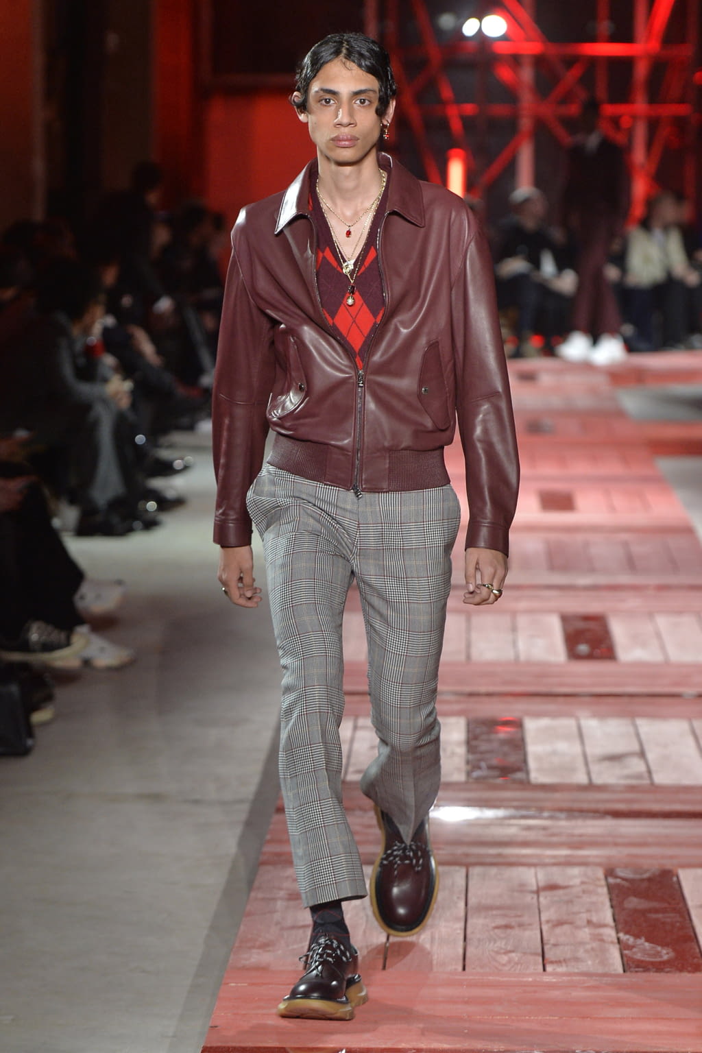 Fashion Week Paris Fall/Winter 2018 look 14 from the Alexander McQueen collection 男装