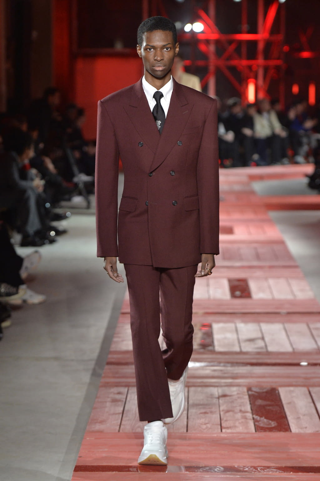 Fashion Week Paris Fall/Winter 2018 look 15 from the Alexander McQueen collection menswear