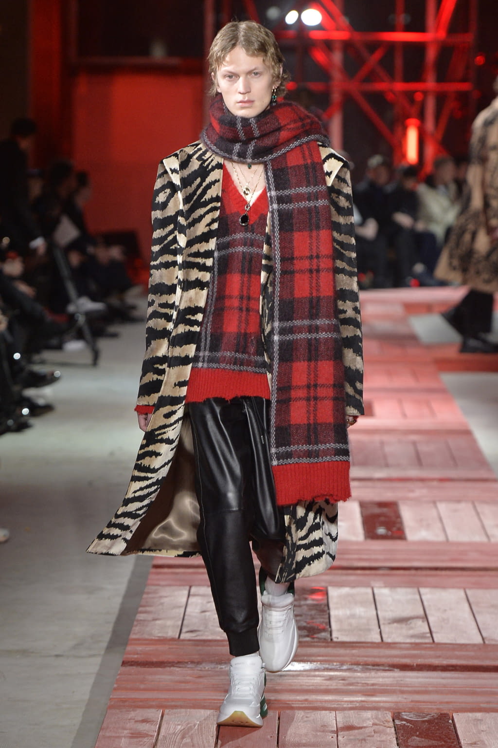 Fashion Week Paris Fall/Winter 2018 look 21 de la collection Alexander McQueen menswear