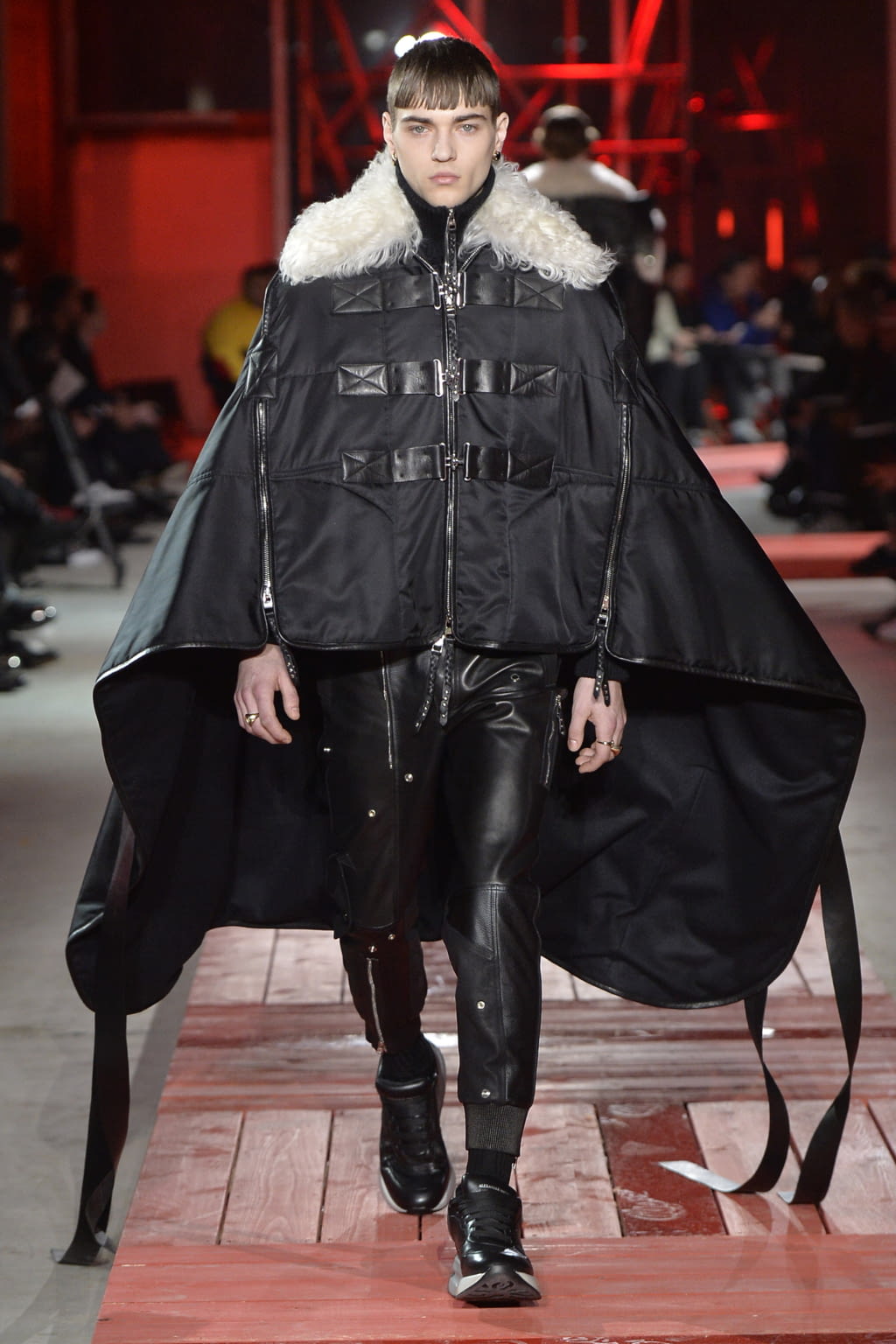 Fashion Week Paris Fall/Winter 2018 look 26 from the Alexander McQueen collection 男装