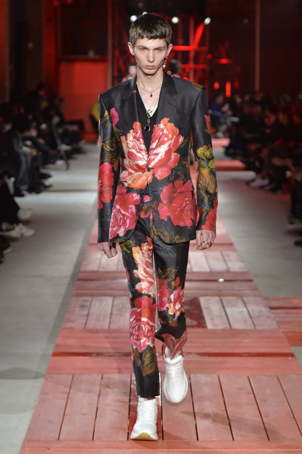 Fashion Week Paris Fall/Winter 2018 look 29 from the Alexander McQueen collection 男装