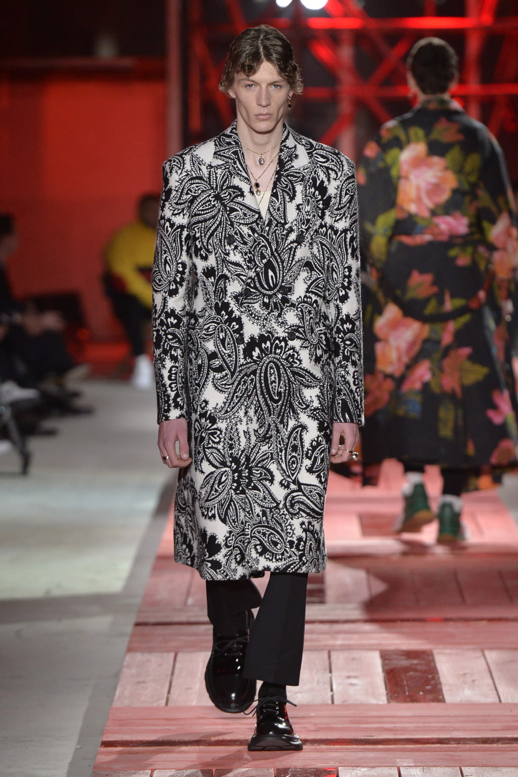 Fashion Week Paris Fall/Winter 2018 look 32 from the Alexander McQueen collection 男装