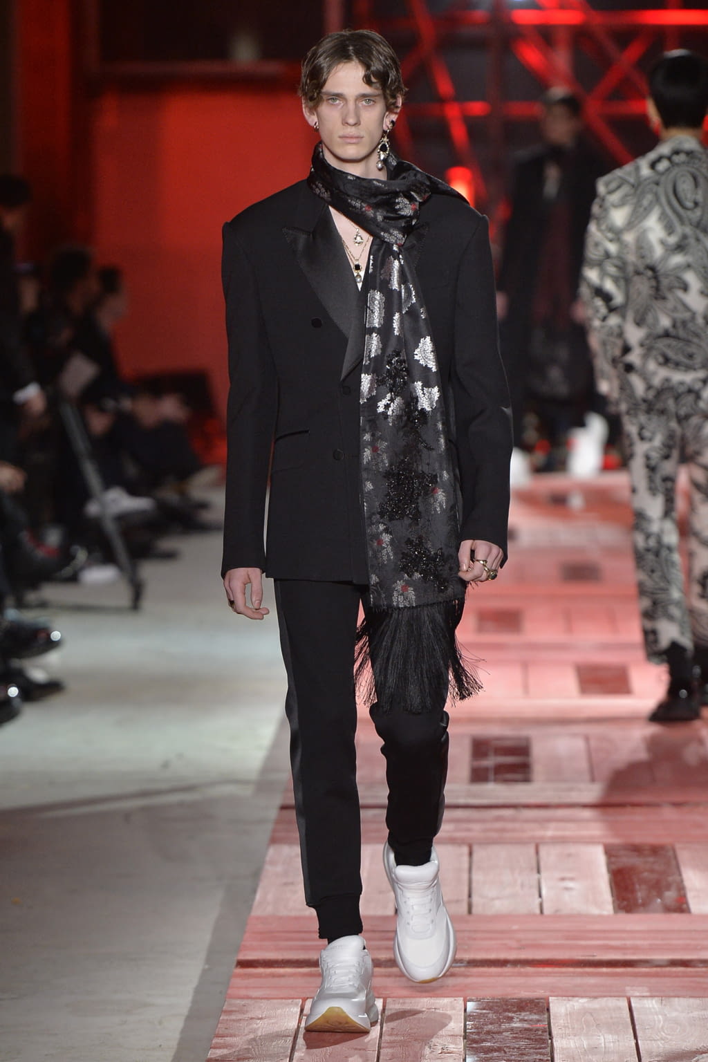 Fashion Week Paris Fall/Winter 2018 look 33 from the Alexander McQueen collection 男装