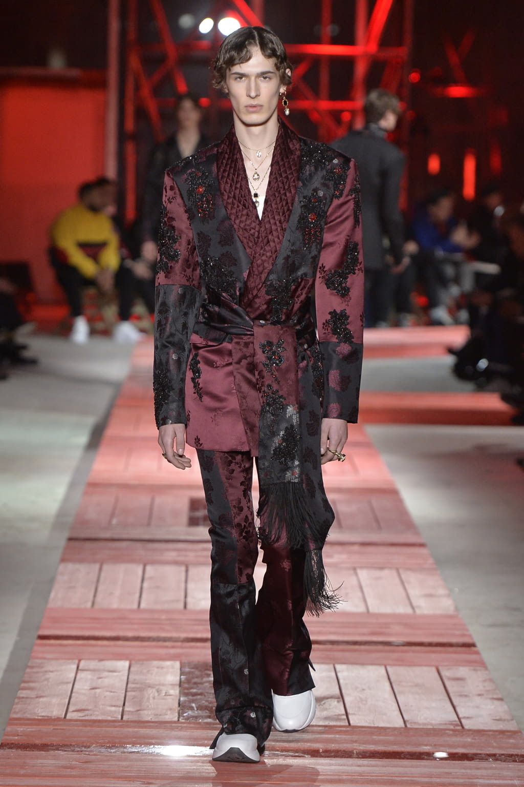 Fashion Week Paris Fall/Winter 2018 look 35 from the Alexander McQueen collection menswear
