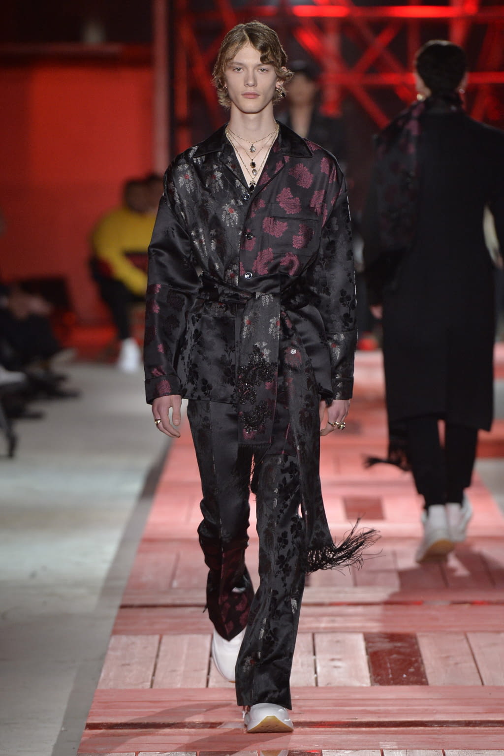 Fashion Week Paris Fall/Winter 2018 look 36 from the Alexander McQueen collection menswear