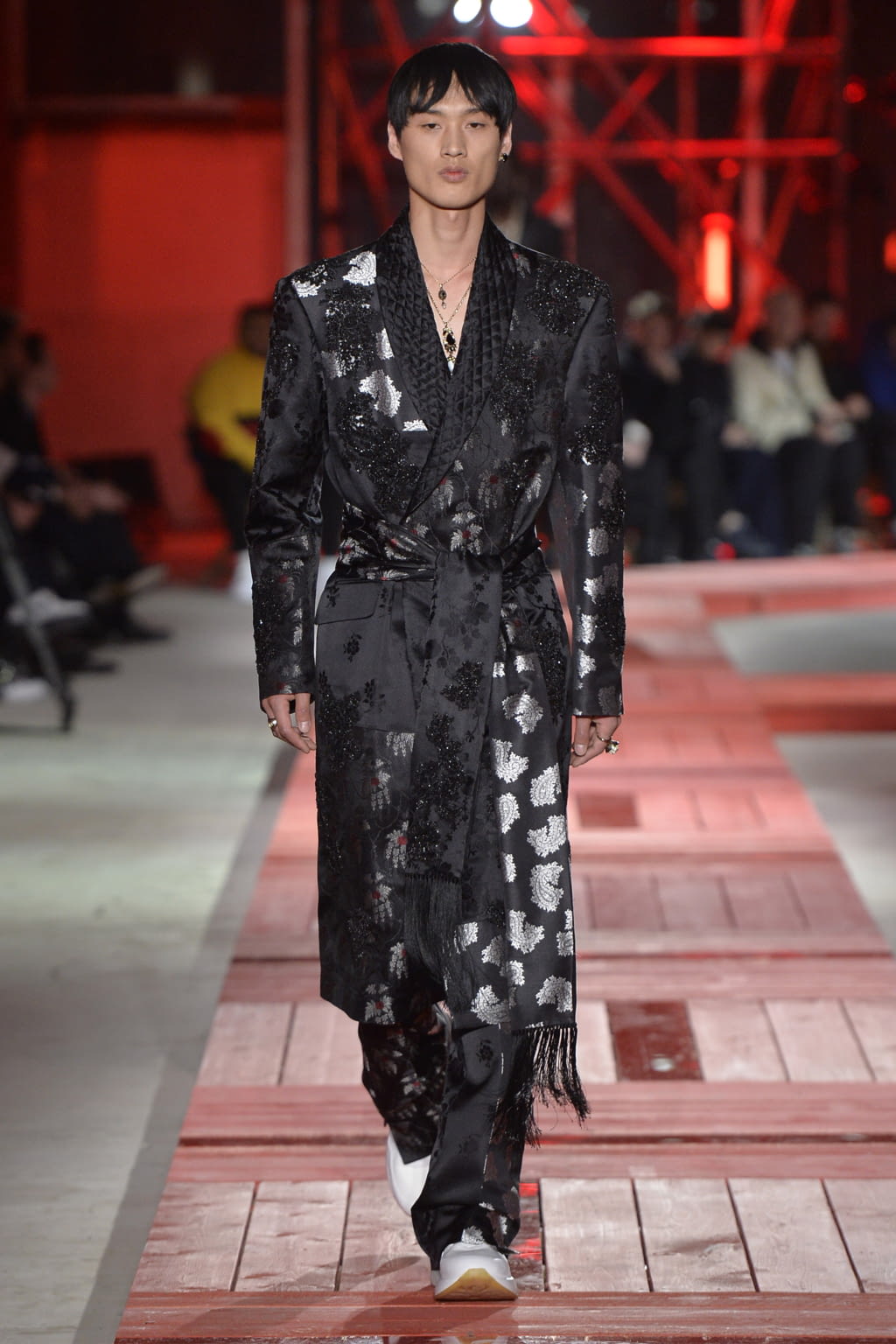 Fashion Week Paris Fall/Winter 2018 look 37 from the Alexander McQueen collection 男装