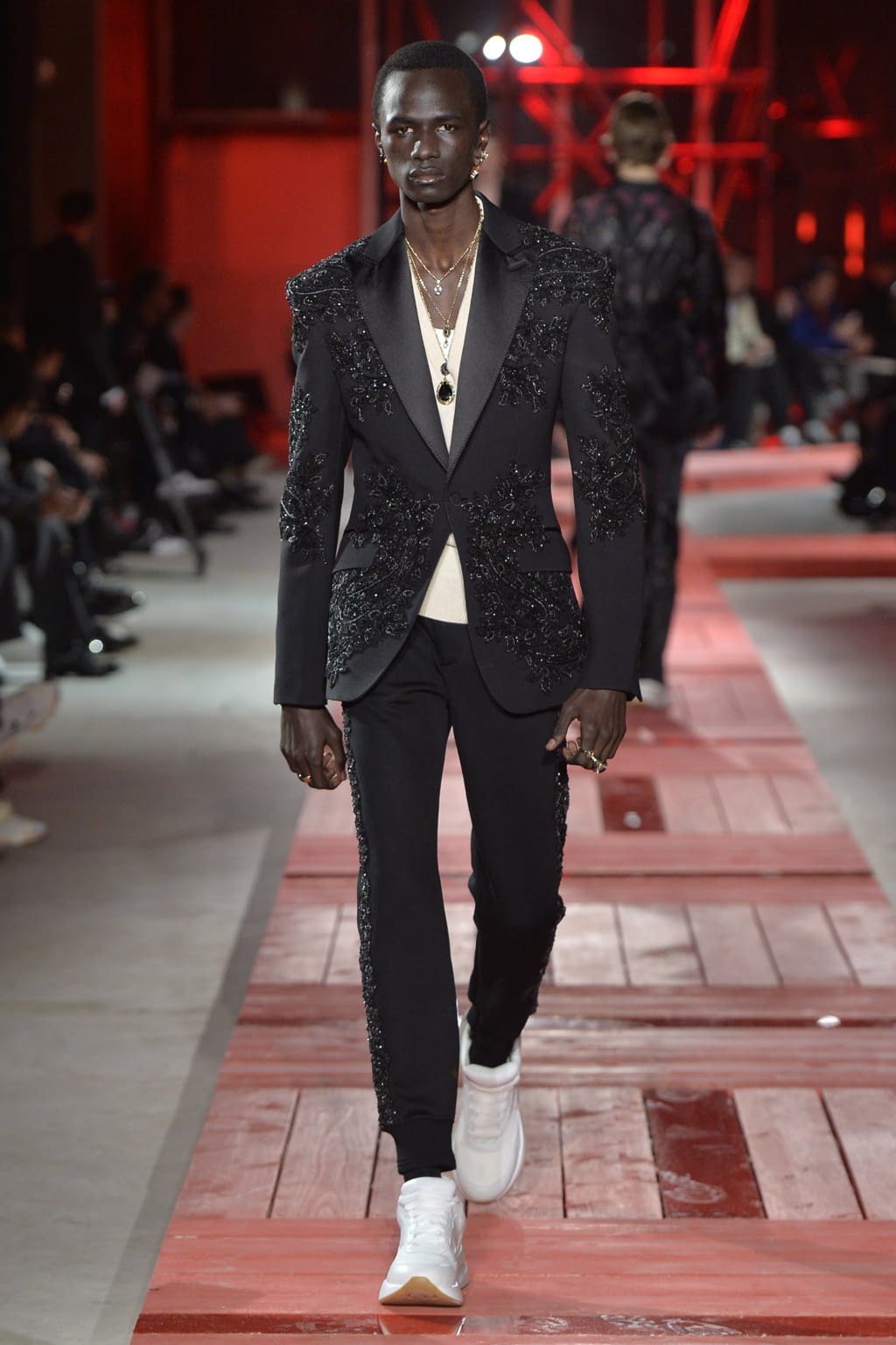 Fashion Week Paris Fall/Winter 2018 look 38 from the Alexander McQueen collection 男装