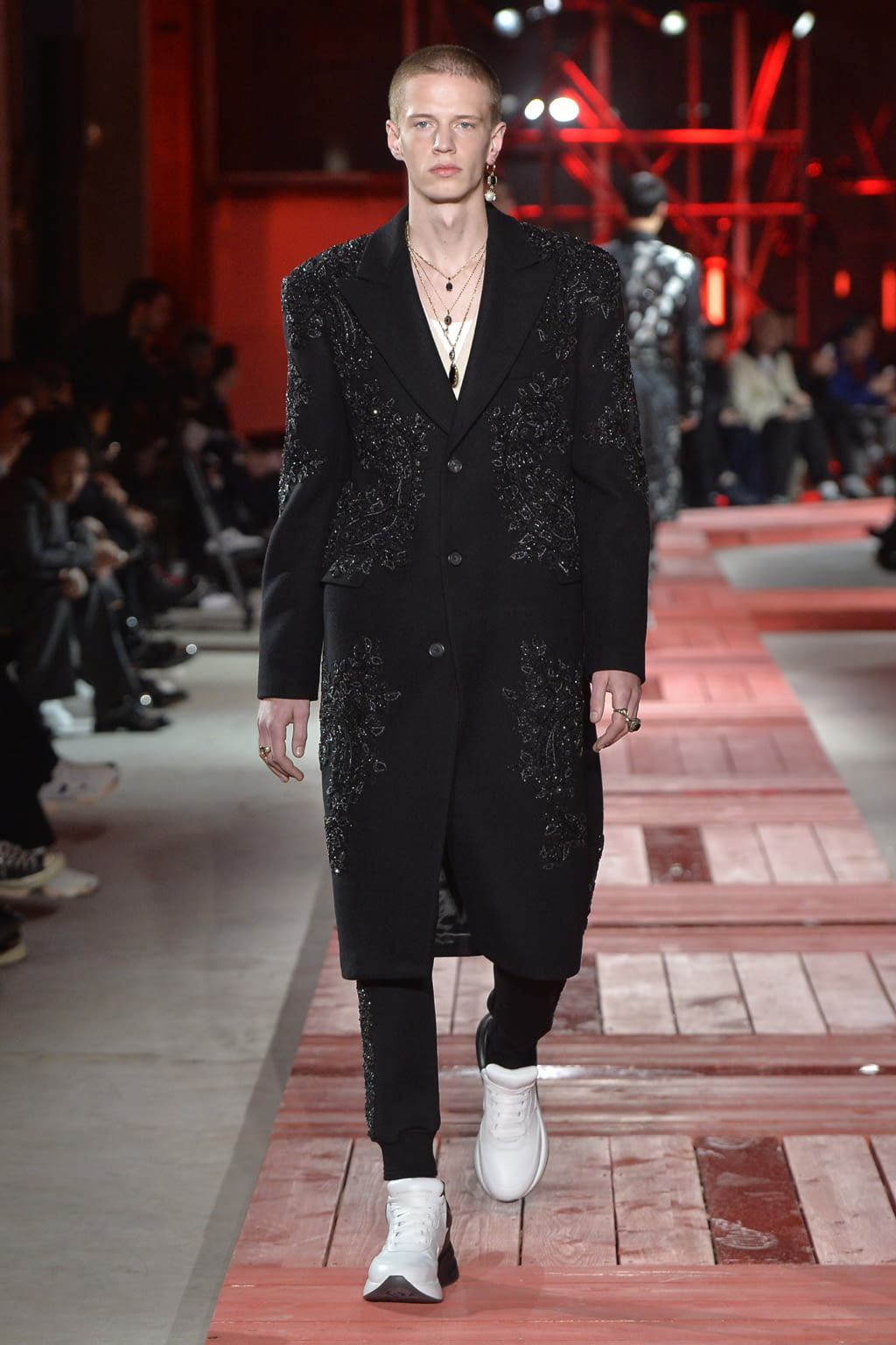 Fashion Week Paris Fall/Winter 2018 look 39 from the Alexander McQueen collection 男装