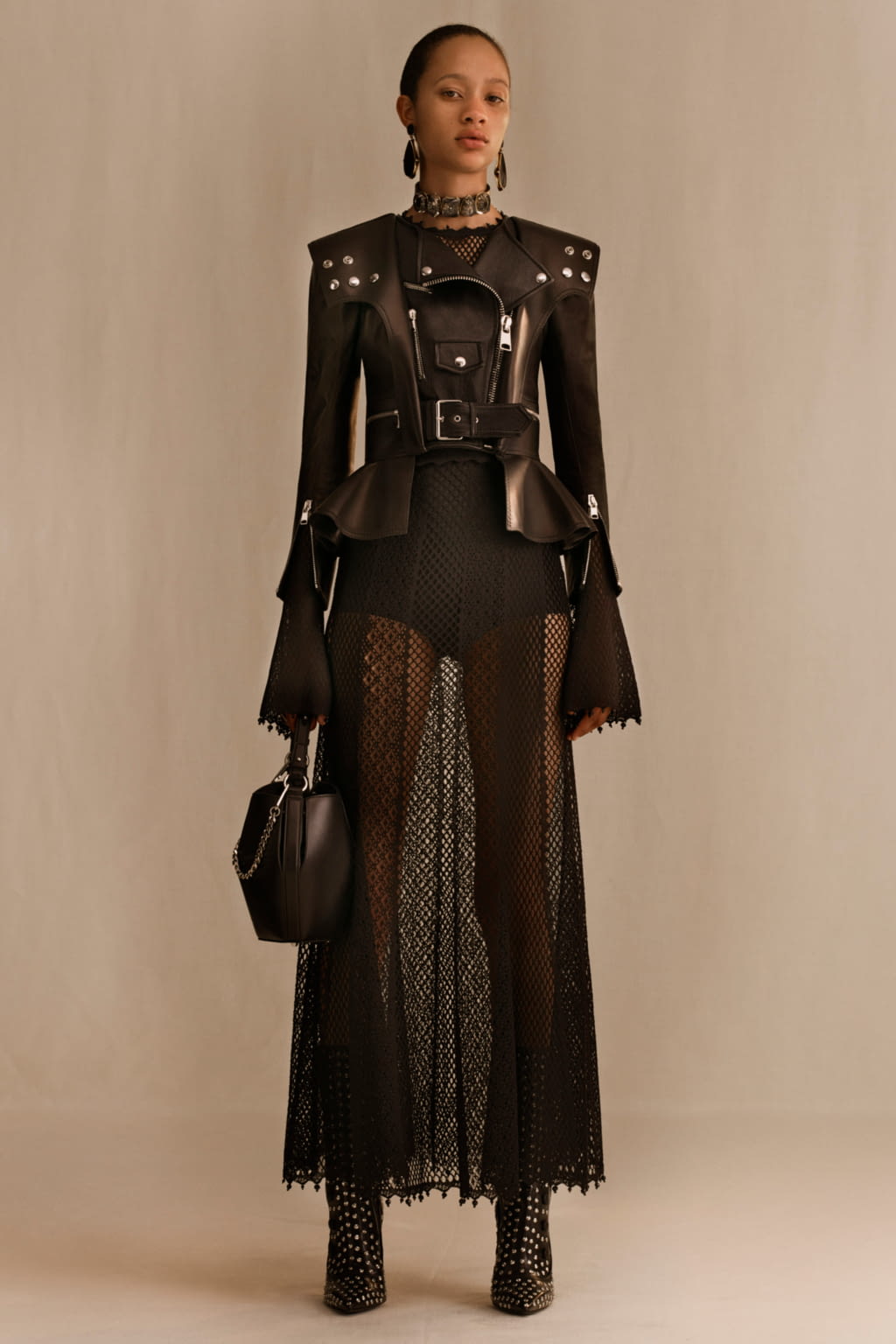 Fashion Week Paris Resort 2019 look 1 from the Alexander McQueen collection 女装