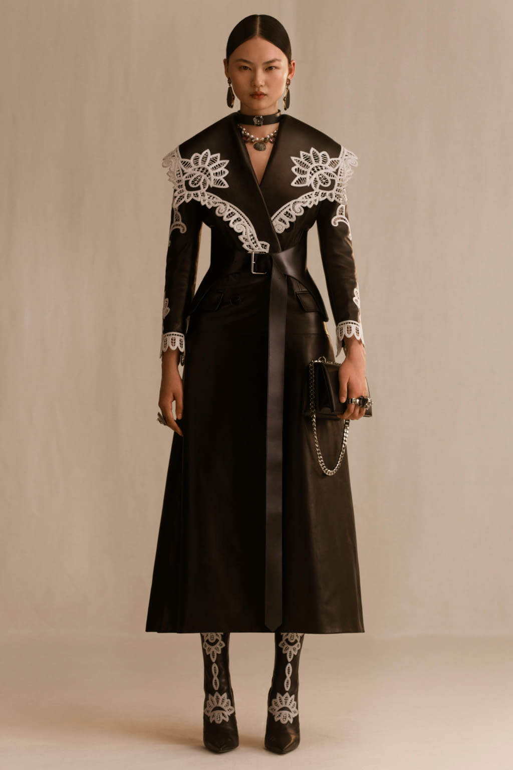 Fashion Week Paris Resort 2019 look 3 from the Alexander McQueen collection 女装