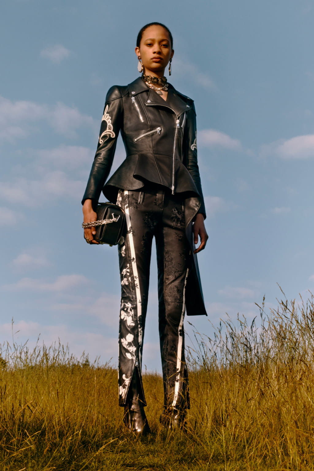 Fashion Week Paris Resort 2019 look 13 from the Alexander McQueen collection 女装