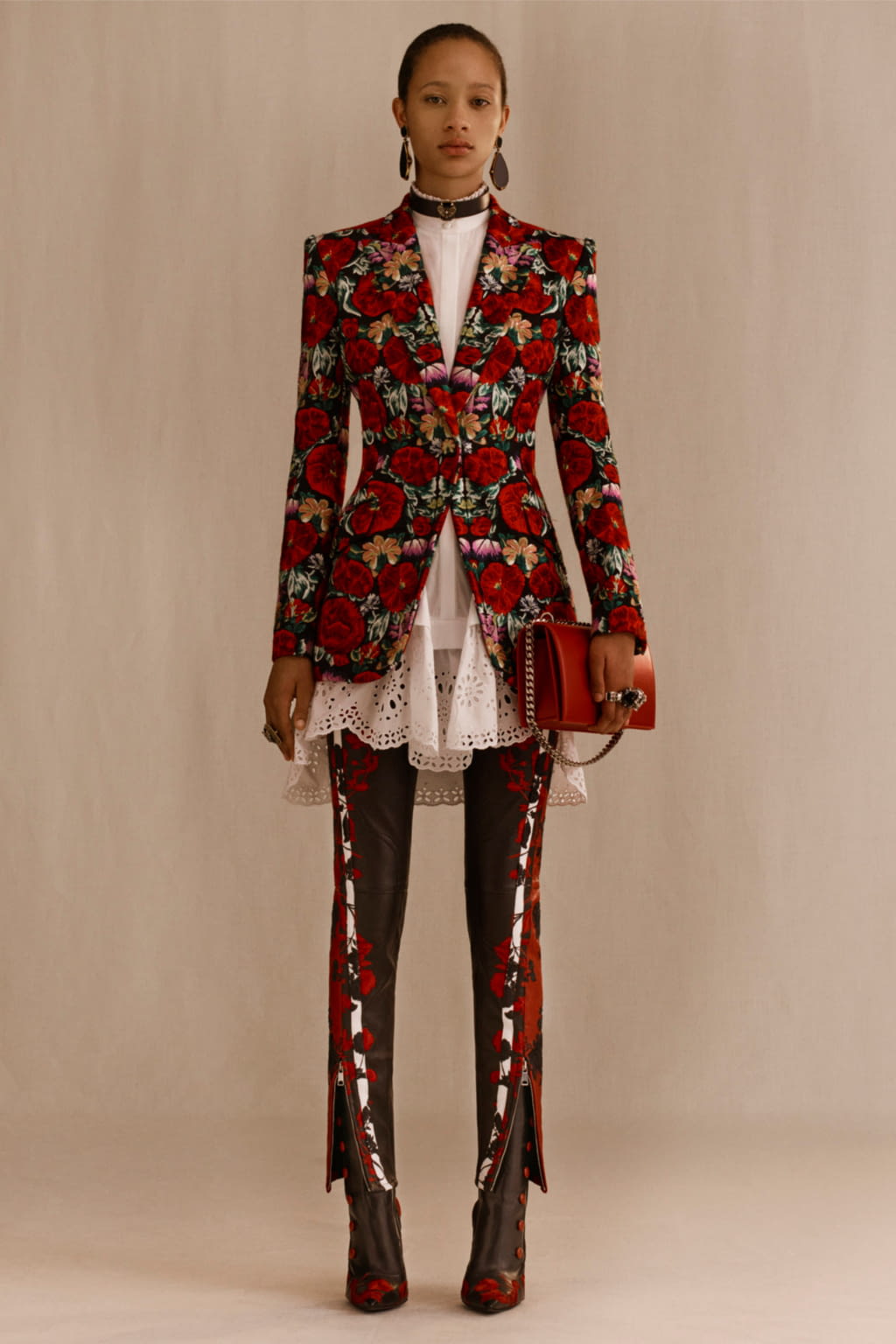 Fashion Week Paris Resort 2019 look 21 from the Alexander McQueen collection 女装