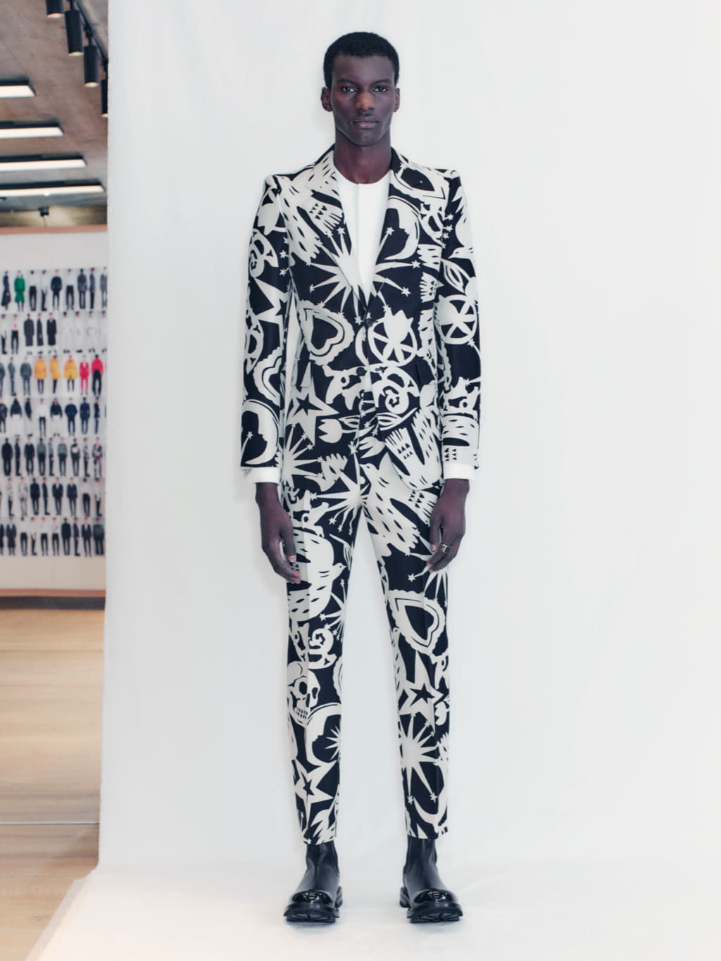 Fashion Week London Fall/Winter 2021 look 25 from the Alexander McQueen collection menswear