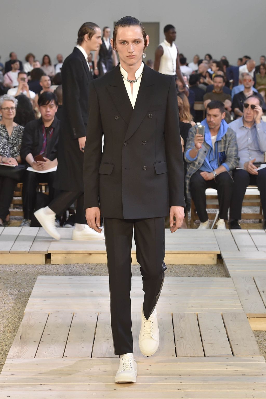 Fashion Week Paris Spring/Summer 2018 look 2 from the Alexander McQueen collection menswear