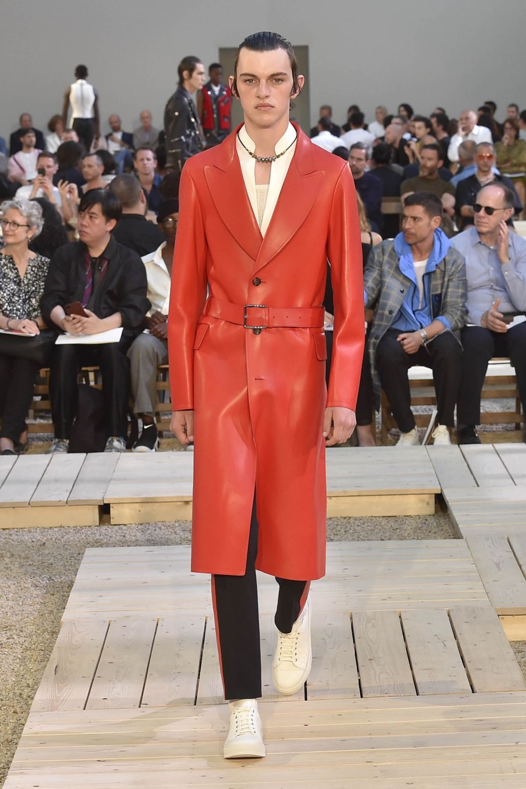 Fashion Week Paris Spring/Summer 2018 look 6 from the Alexander McQueen collection 男装