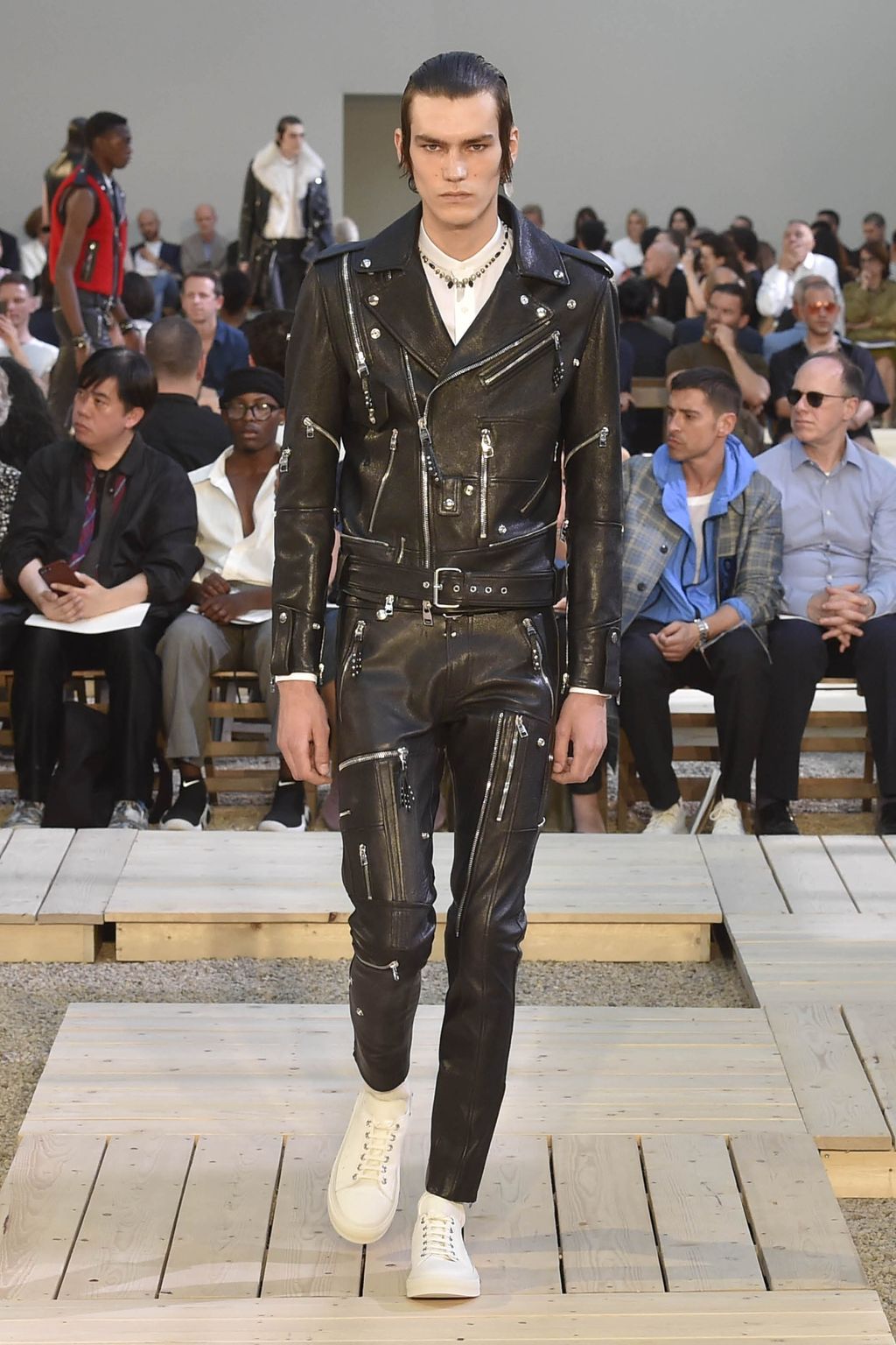 Fashion Week Paris Spring/Summer 2018 look 7 from the Alexander McQueen collection 男装