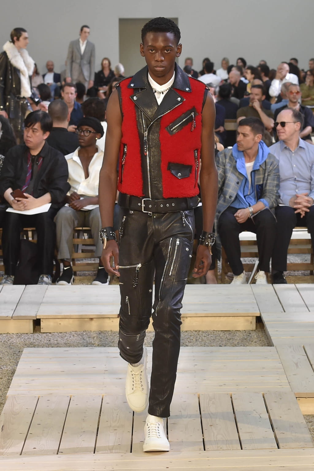 Fashion Week Paris Spring/Summer 2018 look 8 from the Alexander McQueen collection menswear