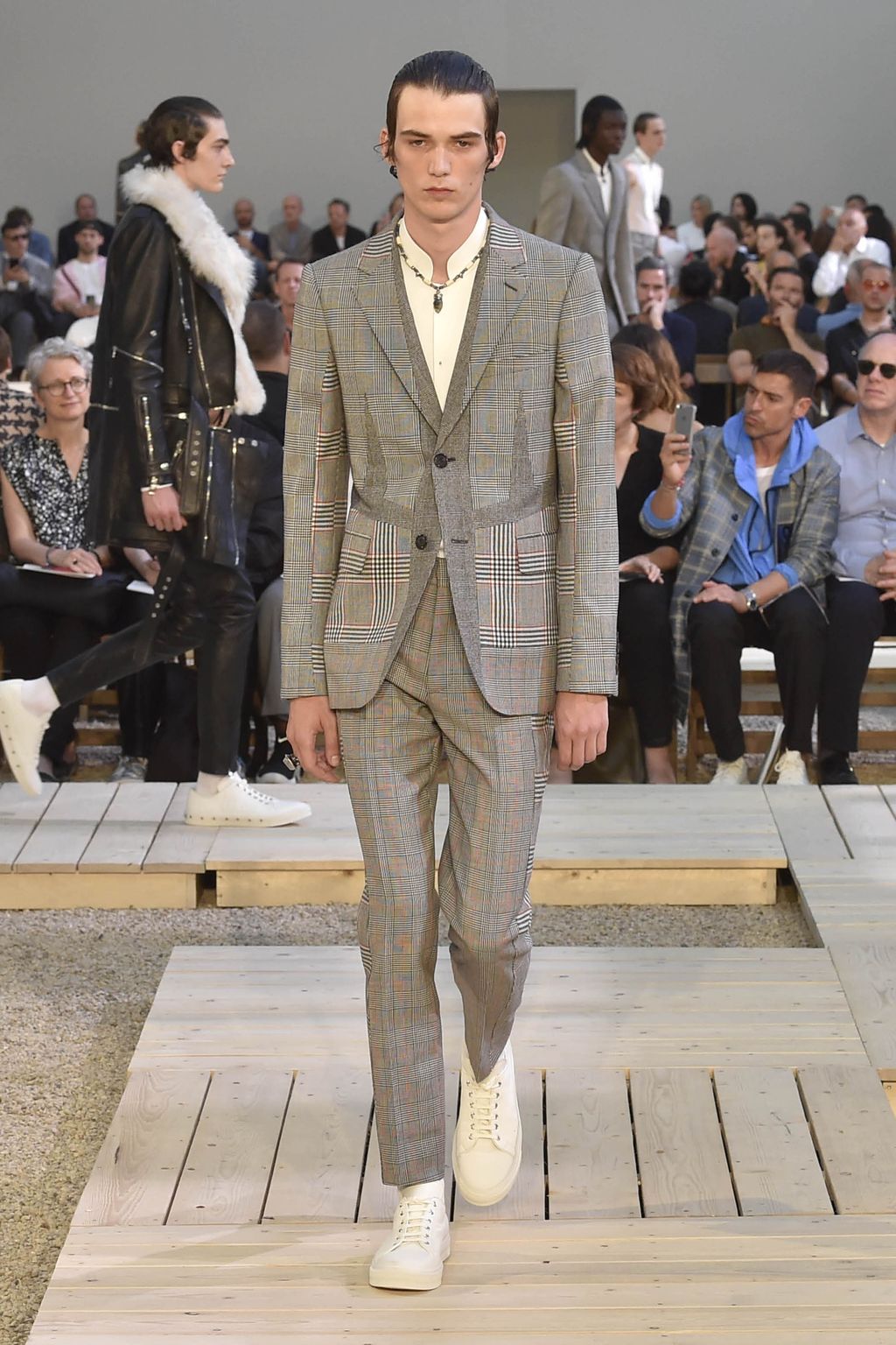 Fashion Week Paris Spring/Summer 2018 look 10 from the Alexander McQueen collection menswear