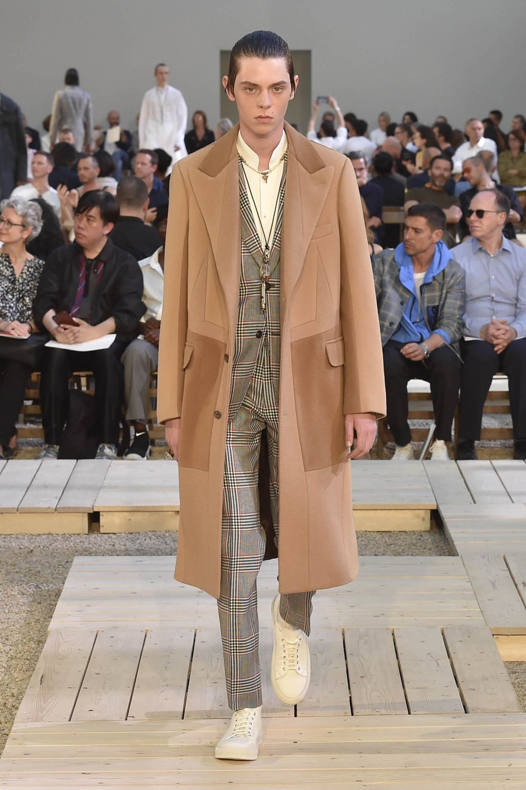 Fashion Week Paris Spring/Summer 2018 look 14 from the Alexander McQueen collection menswear