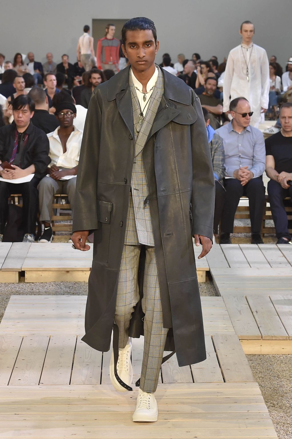Fashion Week Paris Spring/Summer 2018 look 15 from the Alexander McQueen collection 男装