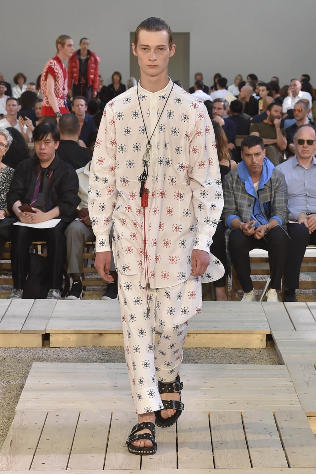 Fashion Week Paris Spring/Summer 2018 look 20 from the Alexander McQueen collection 男装