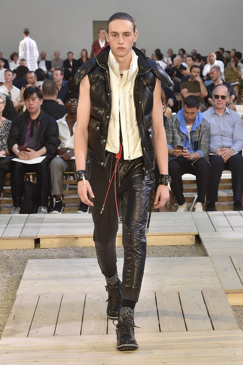 Fashion Week Paris Spring/Summer 2018 look 23 from the Alexander McQueen collection 男装