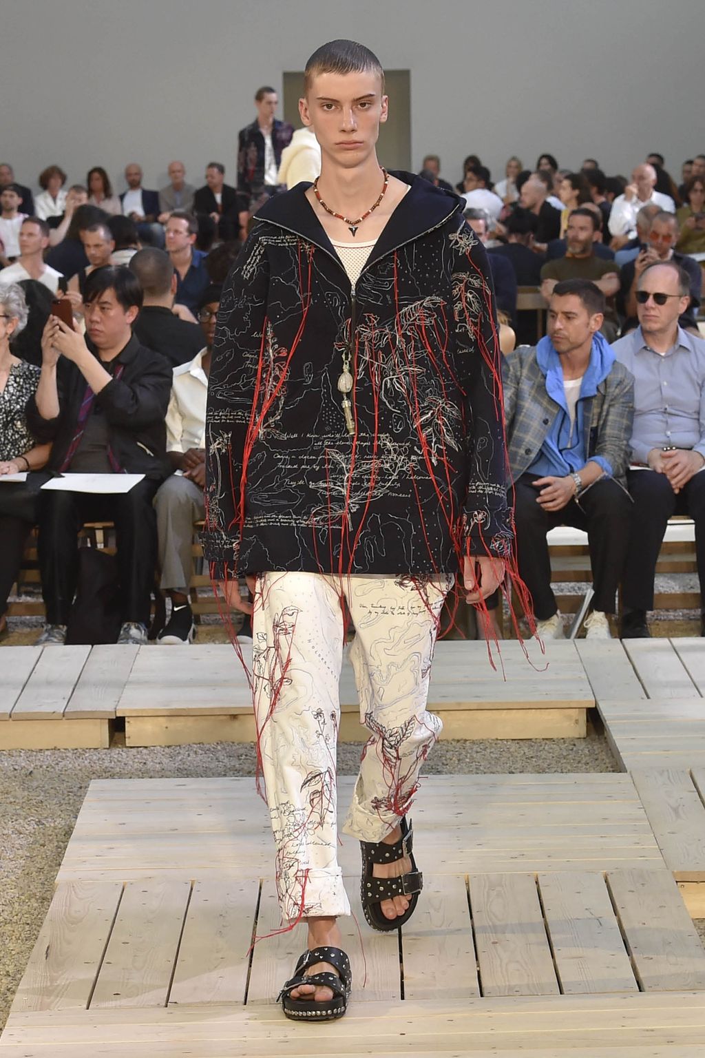 Fashion Week Paris Spring/Summer 2018 look 27 from the Alexander McQueen collection 男装