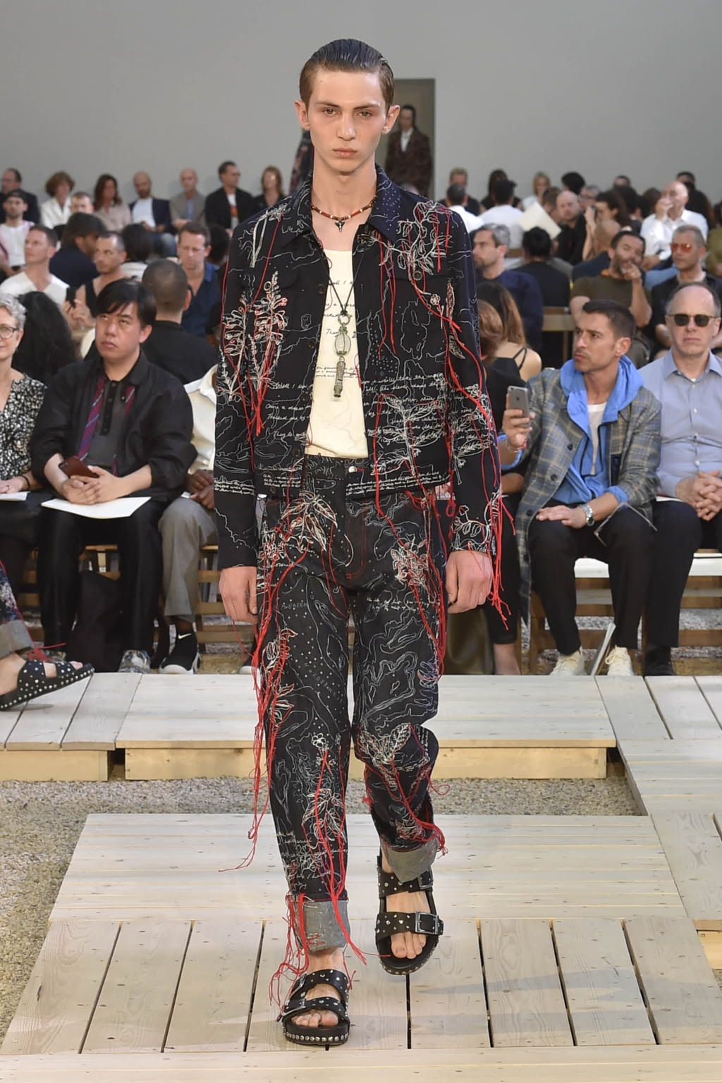 Fashion Week Paris Spring/Summer 2018 look 29 from the Alexander McQueen collection 男装