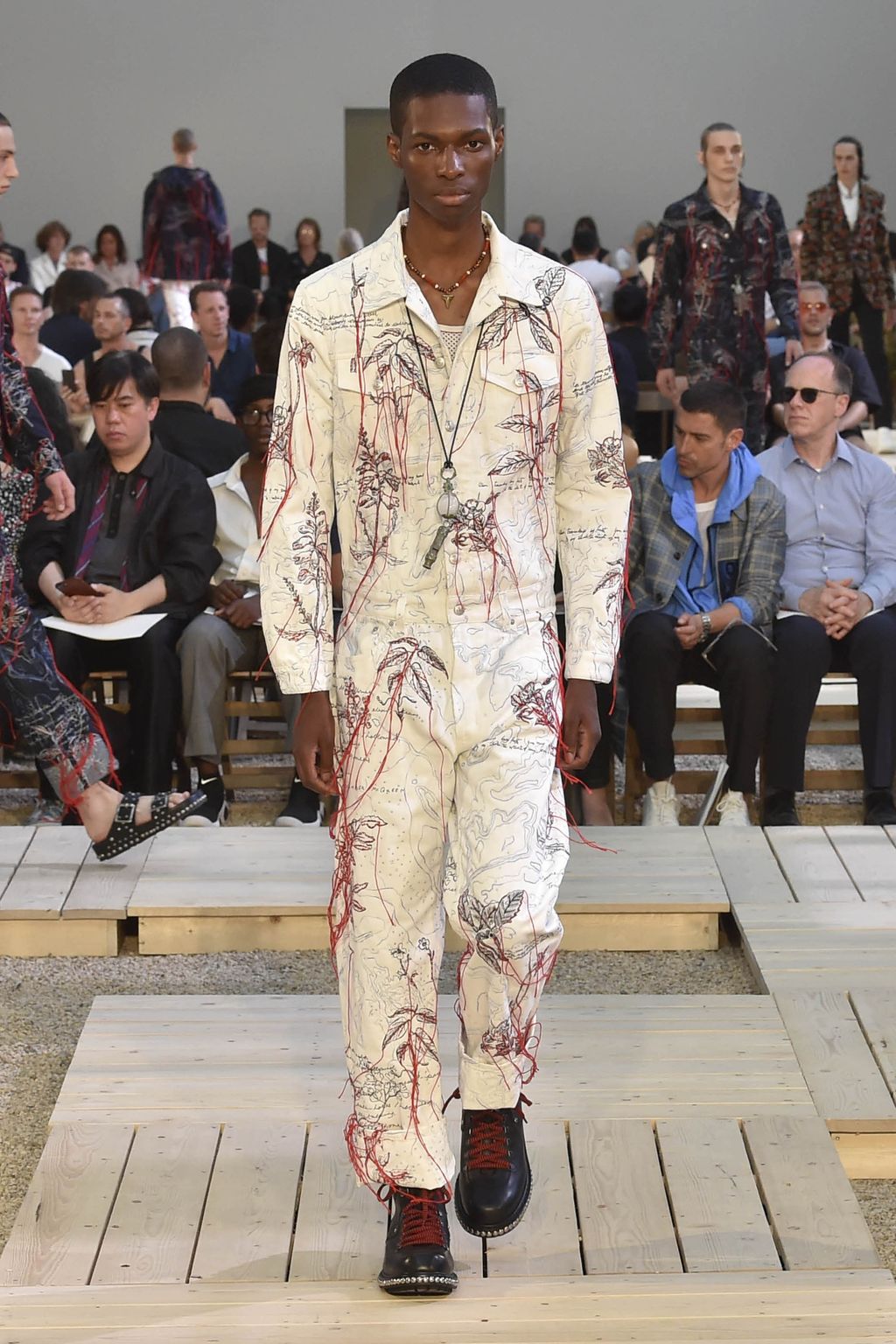 Fashion Week Paris Spring/Summer 2018 look 30 from the Alexander McQueen collection menswear