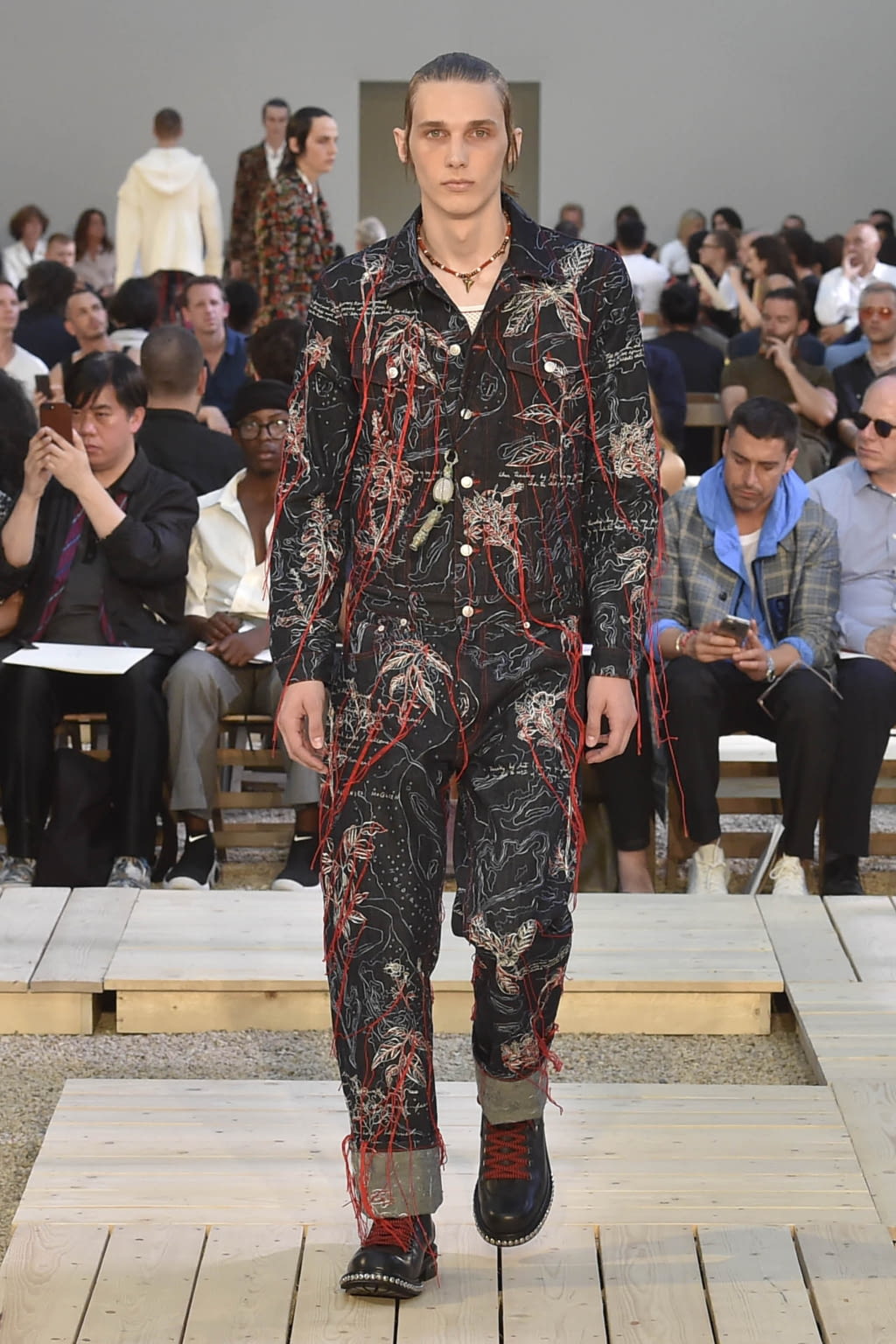 Fashion Week Paris Spring/Summer 2018 look 31 from the Alexander McQueen collection menswear