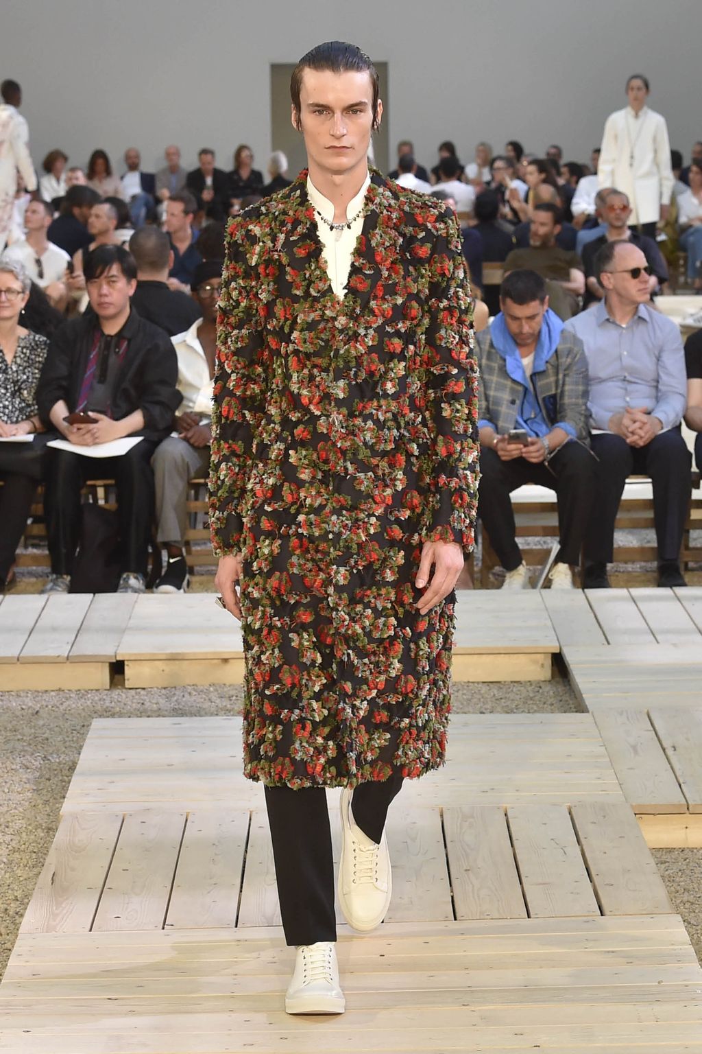 Fashion Week Paris Spring/Summer 2018 look 33 from the Alexander McQueen collection menswear