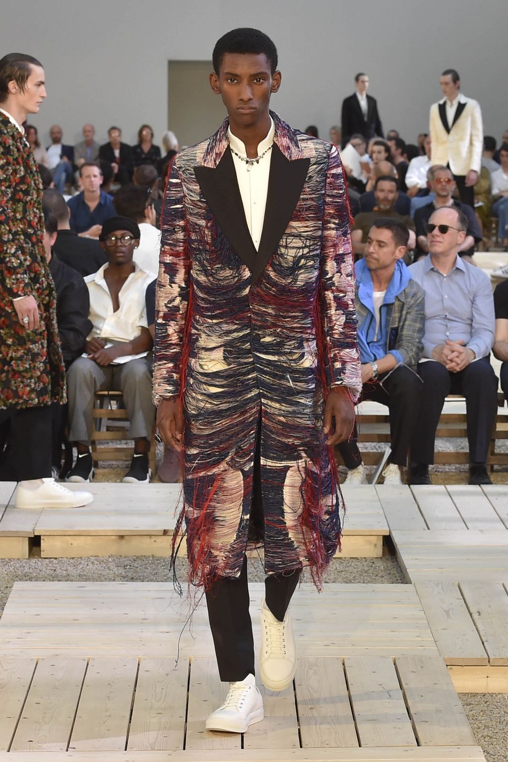 Fashion Week Paris Spring/Summer 2018 look 34 from the Alexander McQueen collection 男装