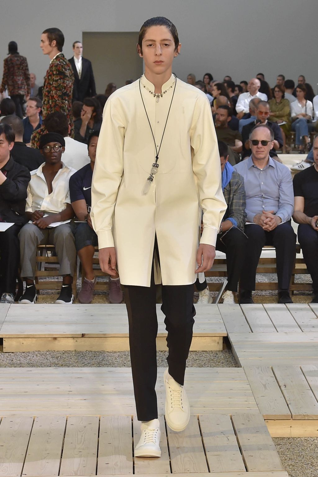 Fashion Week Paris Spring/Summer 2018 look 35 from the Alexander McQueen collection menswear