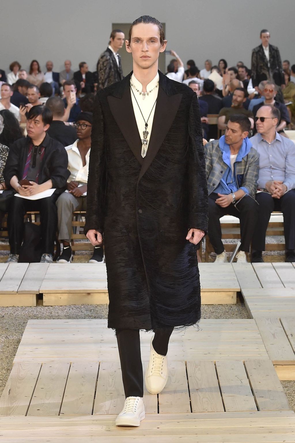 Fashion Week Paris Spring/Summer 2018 look 37 from the Alexander McQueen collection menswear