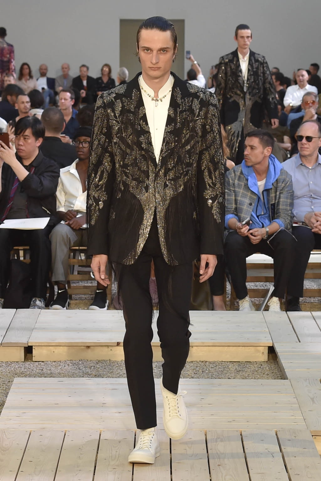 Fashion Week Paris Spring/Summer 2018 look 38 from the Alexander McQueen collection 男装