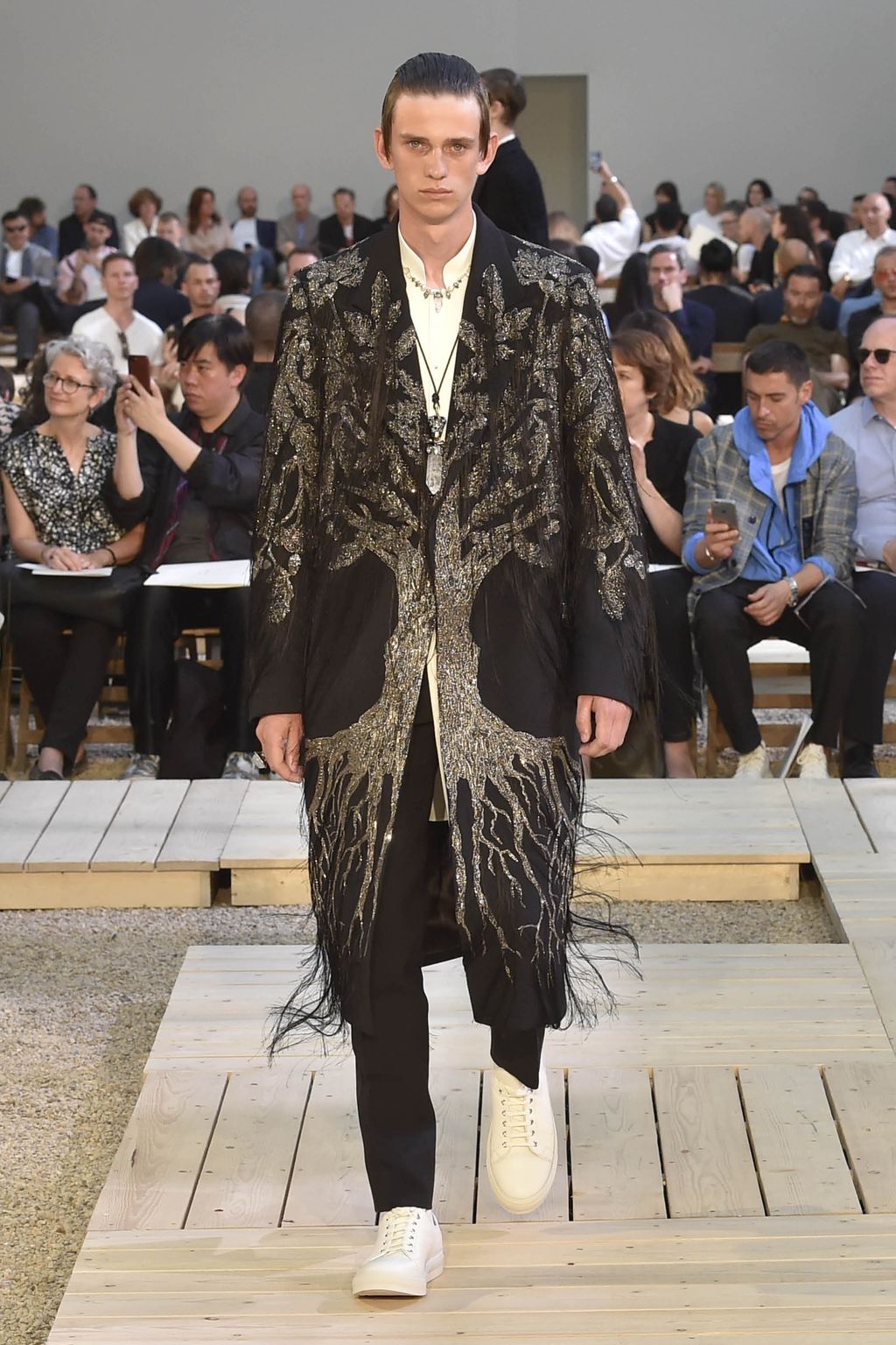 Fashion Week Paris Spring/Summer 2018 look 39 from the Alexander McQueen collection menswear