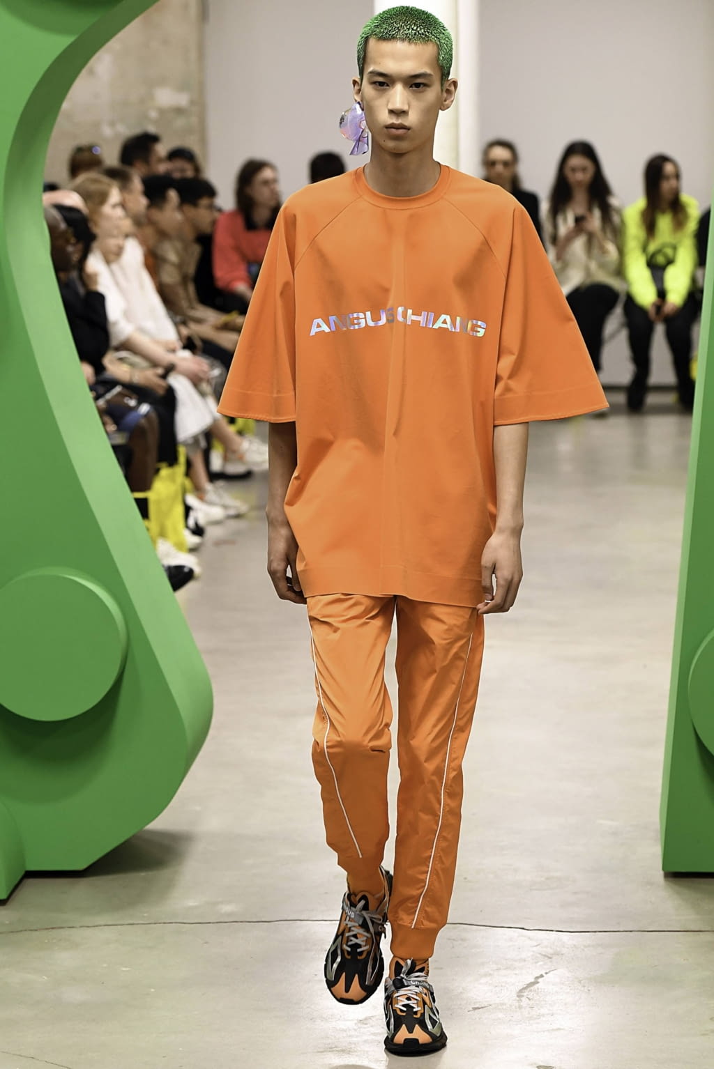 Fashion Week Paris Spring/Summer 2020 look 8 from the Angus Chiang collection 男装