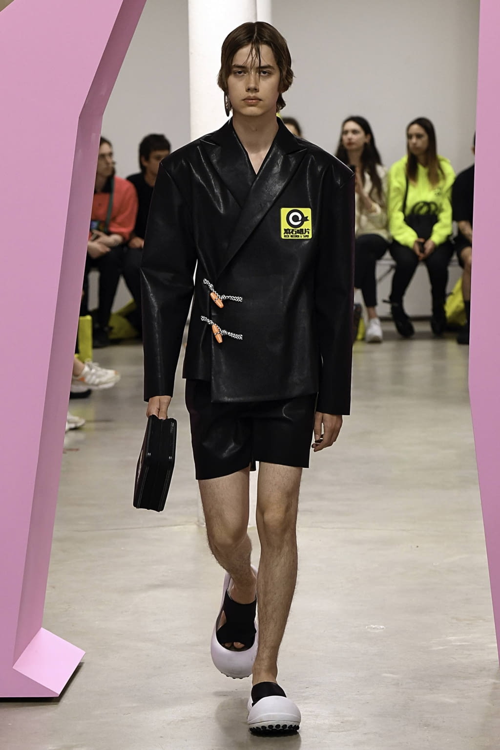Fashion Week Paris Spring/Summer 2020 look 25 de la collection Angus Chiang menswear
