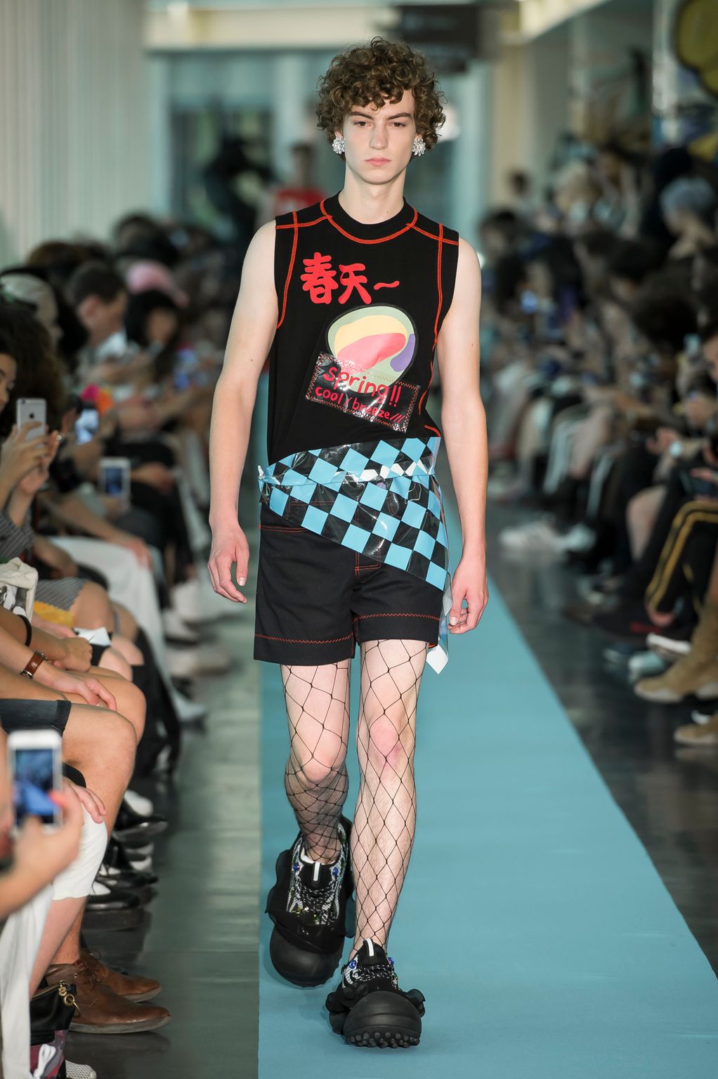 Fashion Week Paris Spring/Summer 2018 look 1 from the Angus Chiang collection 男装